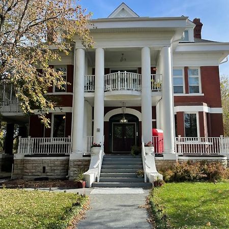 The Columns Bed & Breakfast Winnipeg Exterior photo