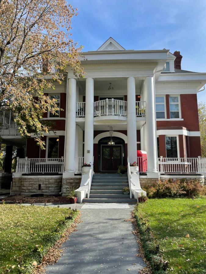 The Columns Bed & Breakfast Winnipeg Exterior photo