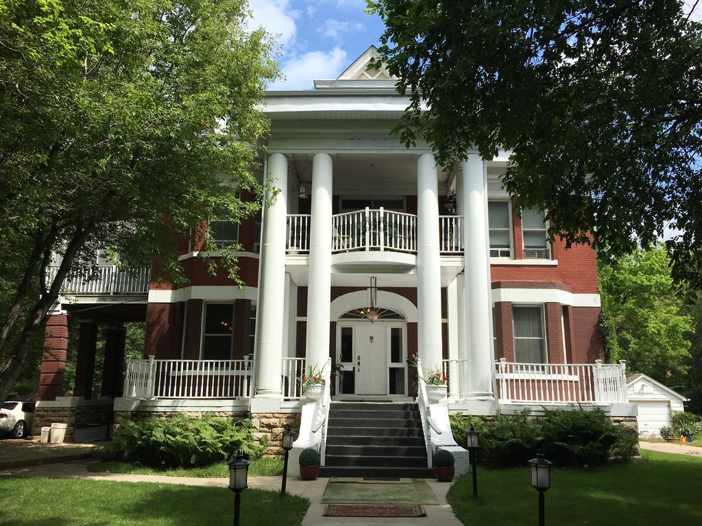 The Columns Bed & Breakfast Winnipeg Exterior photo